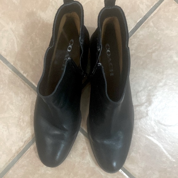 The boots are made of leather with suede on the back - Picture 1 of 5